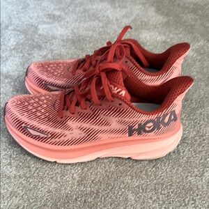 Hoka One One Clifton 9 size 7 women’s EUC dusty rose color